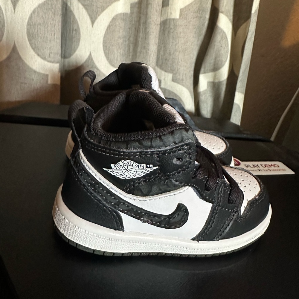 Jordan 1 mid SE Panda Elephant